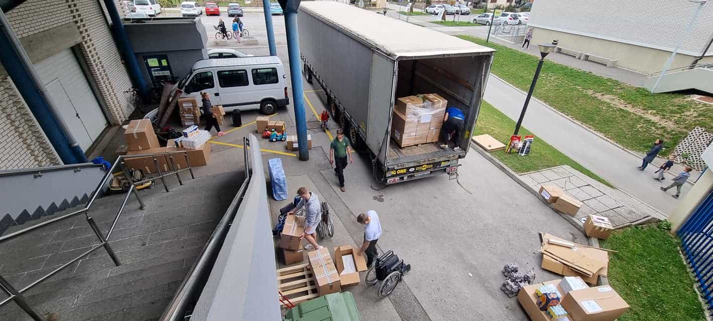 Humanitarni konvoj RKS dostavil 25 tisoč litrov vode in 55 ton hrane v Ukrajino, iz Slovenj Gradca še dodatnih 5 ton humanitarne pomoči