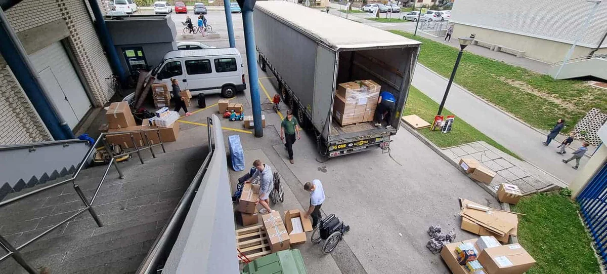Humanitarni konvoj RKS dostavil 25 tisoč litrov vode in 55 ton hrane v Ukrajino, iz Slovenj Gradca še dodatnih 5 ton humanitarne pomoči
