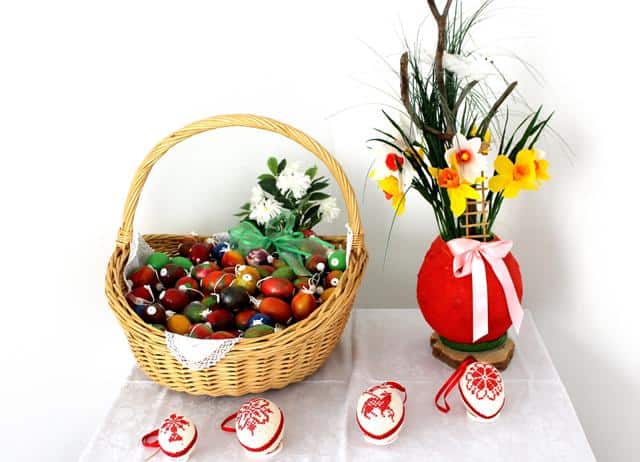 V Infopisarni Dravograd lahko zopet občudujete prekrasne pirhe in druge okraske Lotke Nenadič (FOTO)