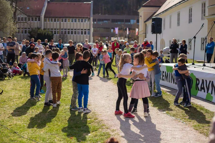 Na Ravnah prostovoljci s številnimi aktivnostmi širili solidarnost in med seboj povezali različne generacije (FOTO)
