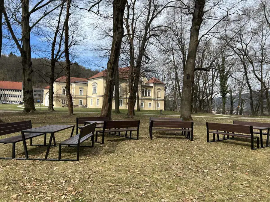 V parku Ravne bogatejši za novo učilnico na prostem