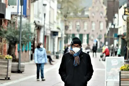 Zaščitne maske obvezne tudi na prostem