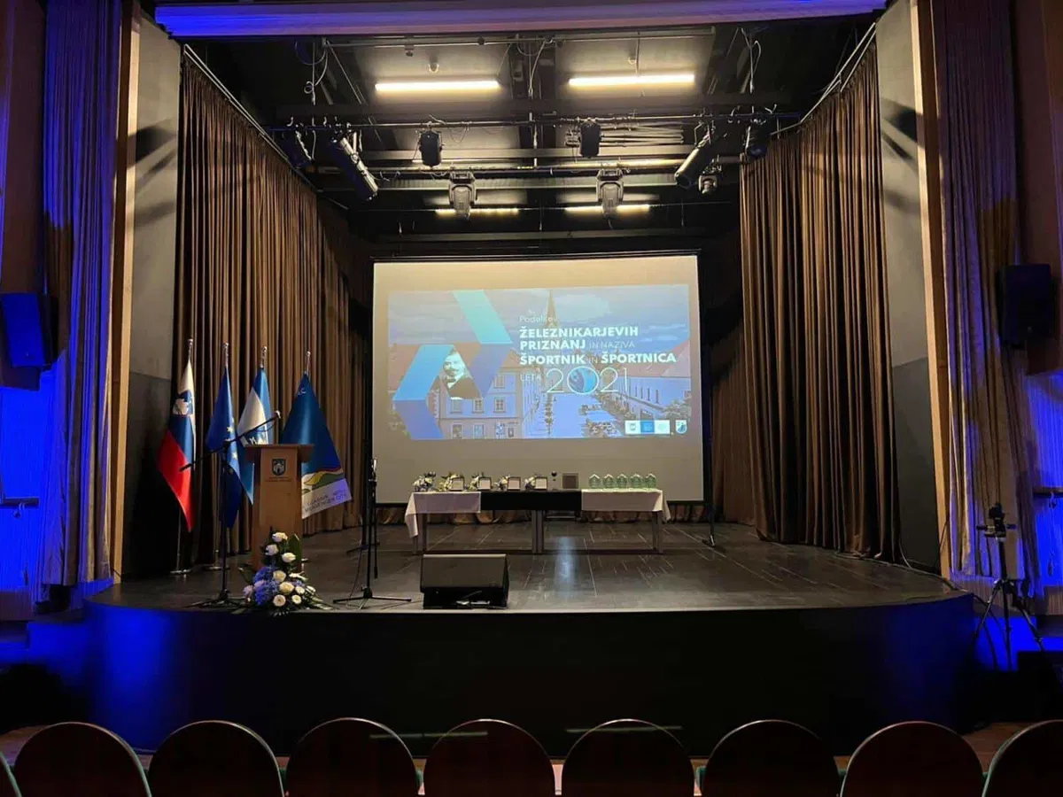 Posnetek podelitve Železnikarjevih odličij ter priznanj slovenjgraškim športnikom