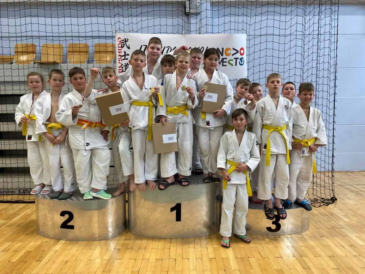 Na pokalu Novega mesta so koroški judoisti in judoistke osvojili 18 odličij (FOTO)