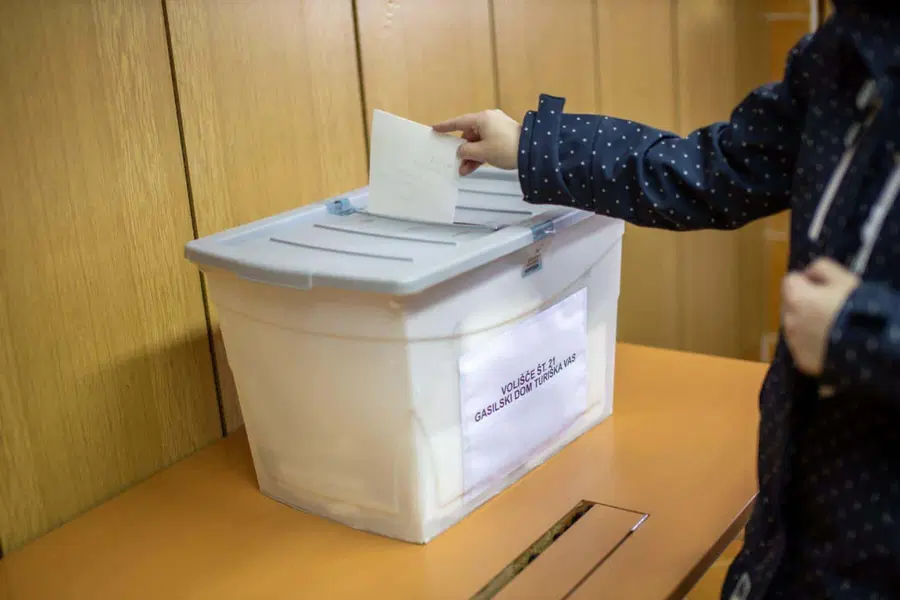 Prve preštete glasovnice kažejo na drugi krog predsedniških volitev