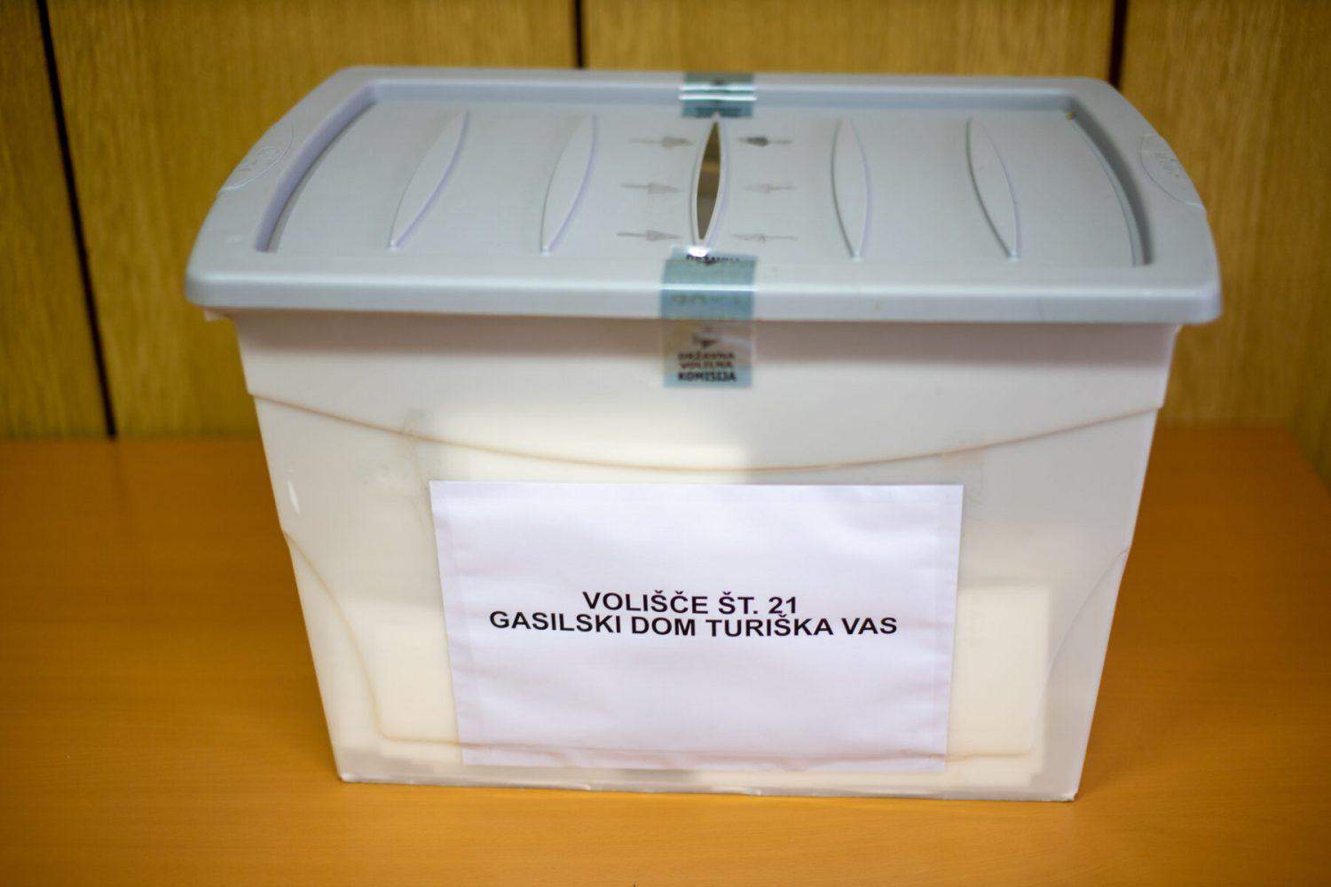 Do 10. ure 296 obvestil o kršitvah volilnega molka