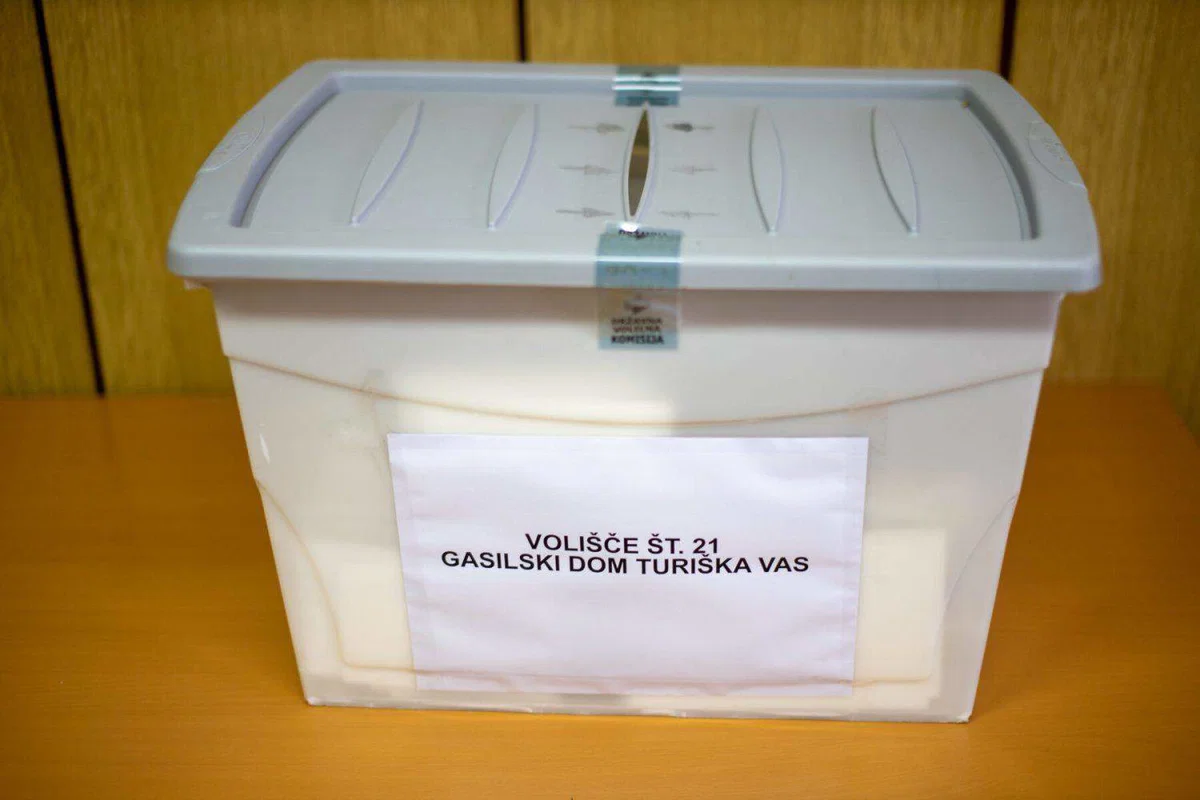 Do 10. ure 296 obvestil o kršitvah volilnega molka