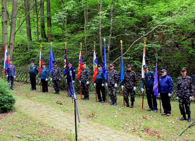 Tudi letos so se v Črnečah poklonili v spomin umrlim vojnim ujetnikom (FOTO)