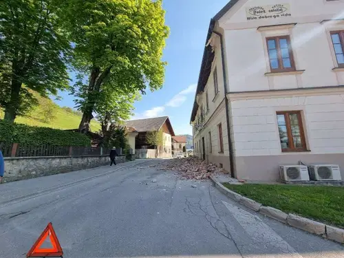 Ob porušenju zida poškodovan avtomobil