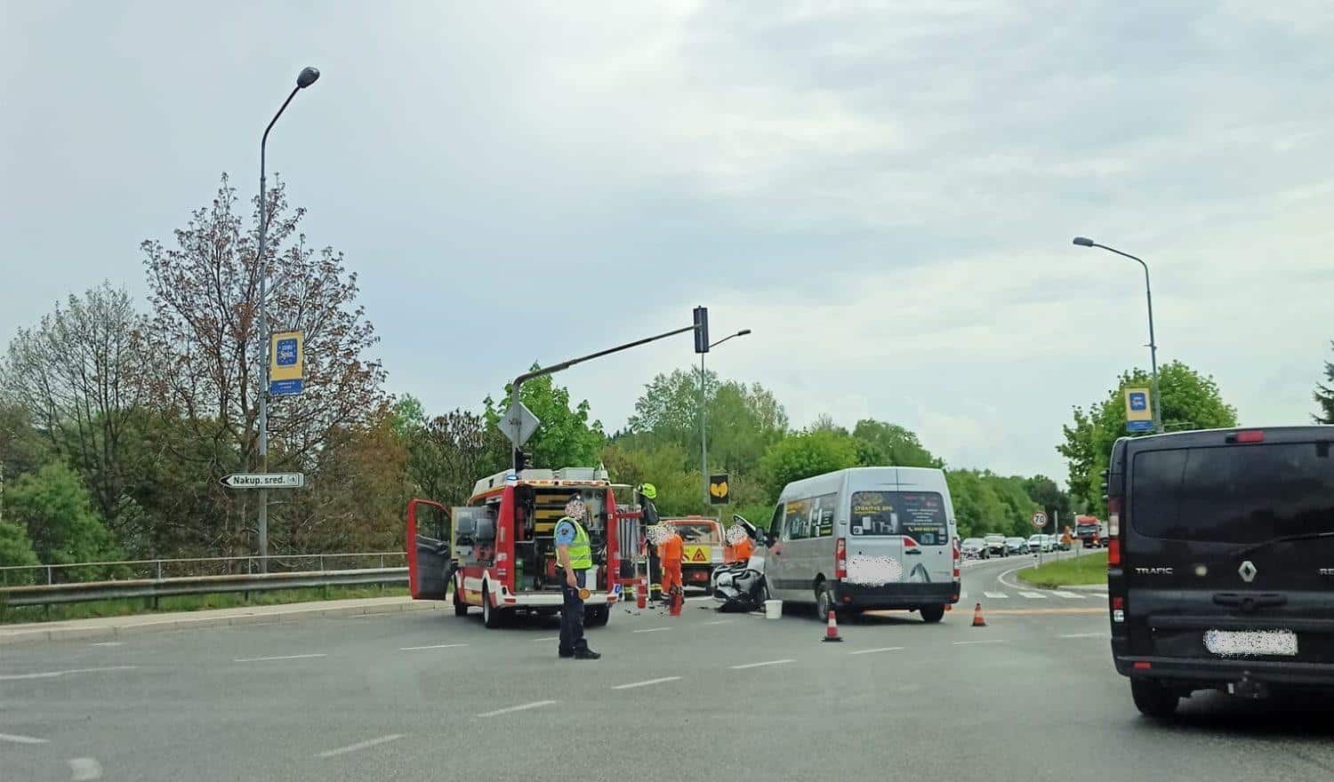 V prometni nesreči v Slovenj Gradcu poškodovani dve osebi