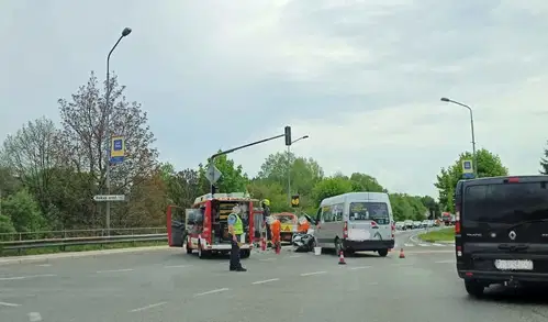 V prometni nesreči v Slovenj Gradcu poškodovani dve osebi