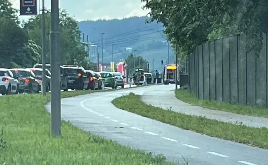 Na Ravnah prišlo do naleta treh vozil