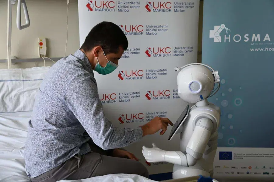 Robotka Frida začenja z uvajanjem v UKC Maribor. Pacientu je izmerila temperaturo, ga izprašala, nato pa sta skupaj naredila še dihalne vaje (VIDEO in FOTO)