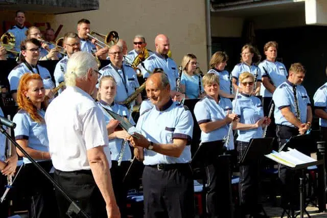 Profesor Alojz Lipovnik po 22 letih vodenja Pihalnega orkestra Šentjanž predal dirigentsko palico Mihi Šrimpfu (FOTO)
