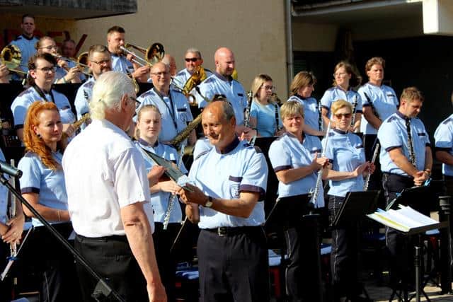 Profesor Alojz Lipovnik po 22 letih vodenja Pihalnega orkestra Šentjanž predal dirigentsko palico Mihi Šrimpfu (FOTO)