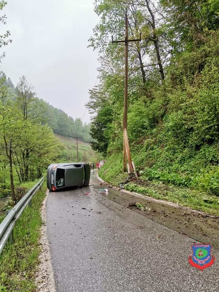 V Kotljah trčili osebni vozili, poškodovano osebo prepeljali v SB Slovenj Gradec. Na območju Dravograda z osebnim vozilom v električni drog
