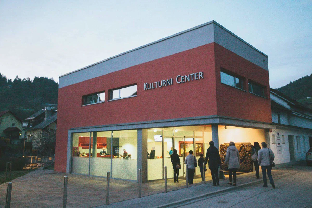 Večer samospevov "Svetloba in Tema" v Kulturnem centru Ravne