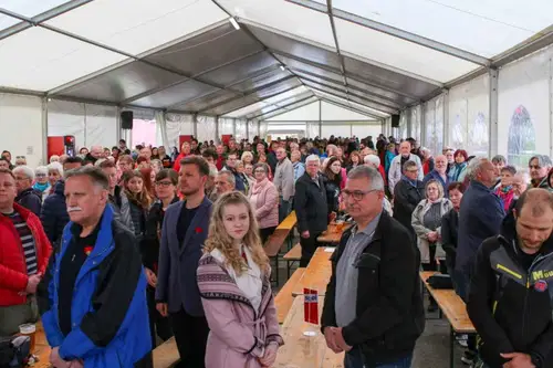 Na srečanju ob mednarodnem prazniku dela na Ravnah več kot tisoč ljudi. Lidija Jerkič: Smo še daleč od tega, da bi bili zadovoljni (FOTO)