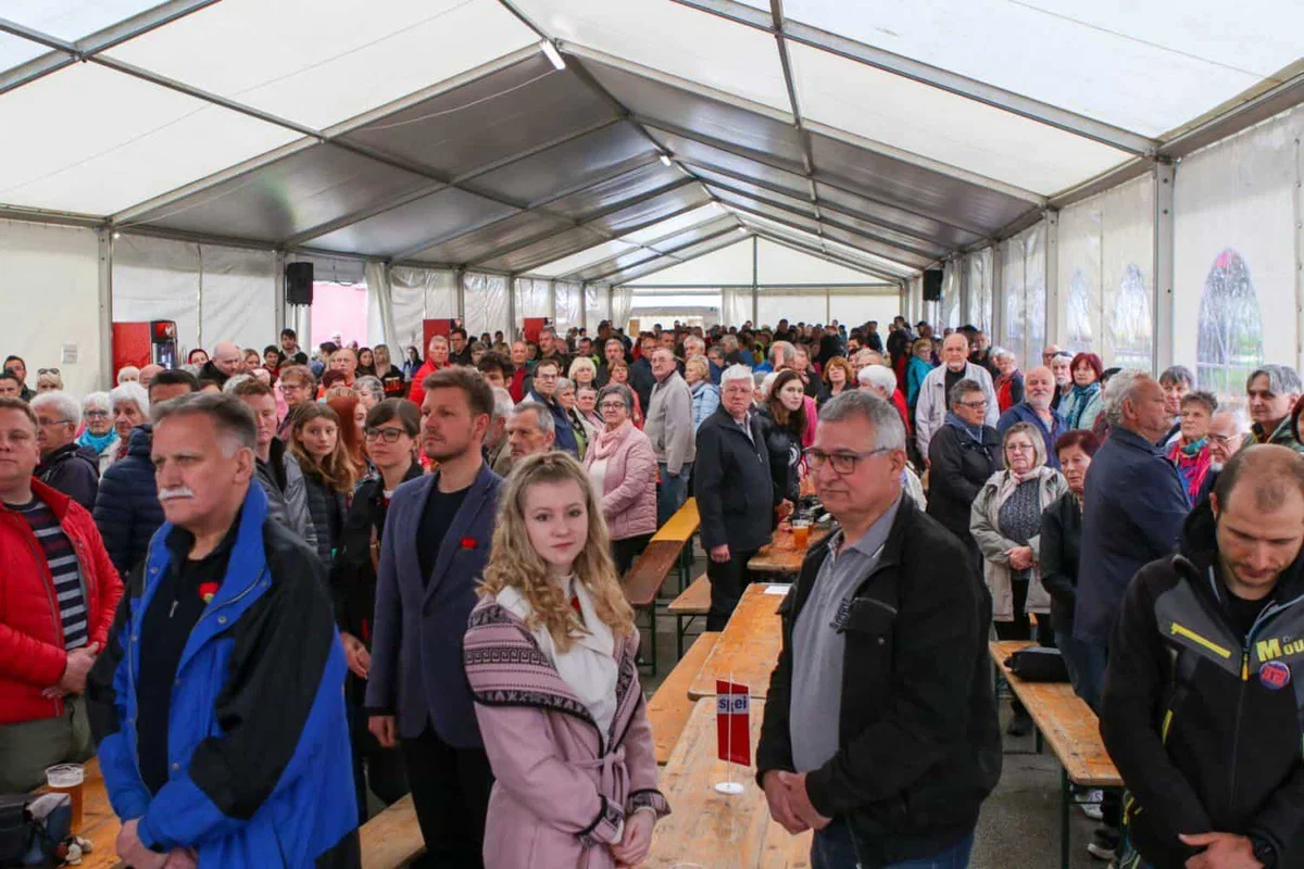 Na srečanju ob mednarodnem prazniku dela na Ravnah več kot tisoč ljudi. Lidija Jerkič: Smo še daleč od tega, da bi bili zadovoljni (FOTO)