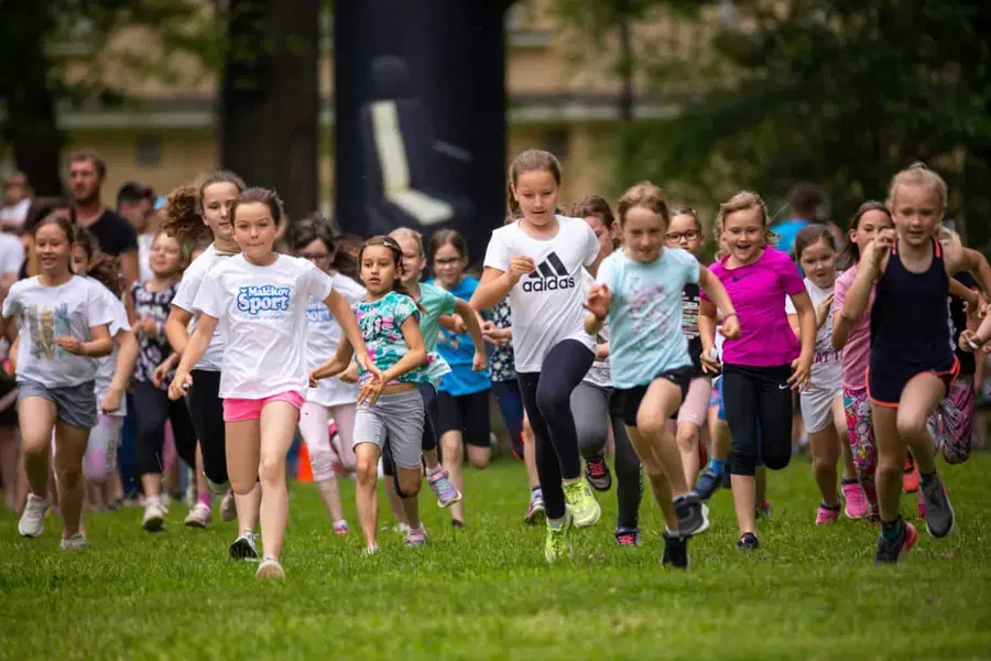 Okoli 1200 mladih nadobudnežev in njihovih staršev uživalo na največjem otroškem športno-rekreativnem tekaškem dogajanju na Koroškem (FOTO)