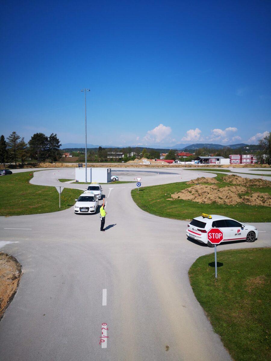 Včeraj je potekal praktični prikaz usmerjanja policista v križišču na poligonu varne vožnje ZŠAM Ljubečna
