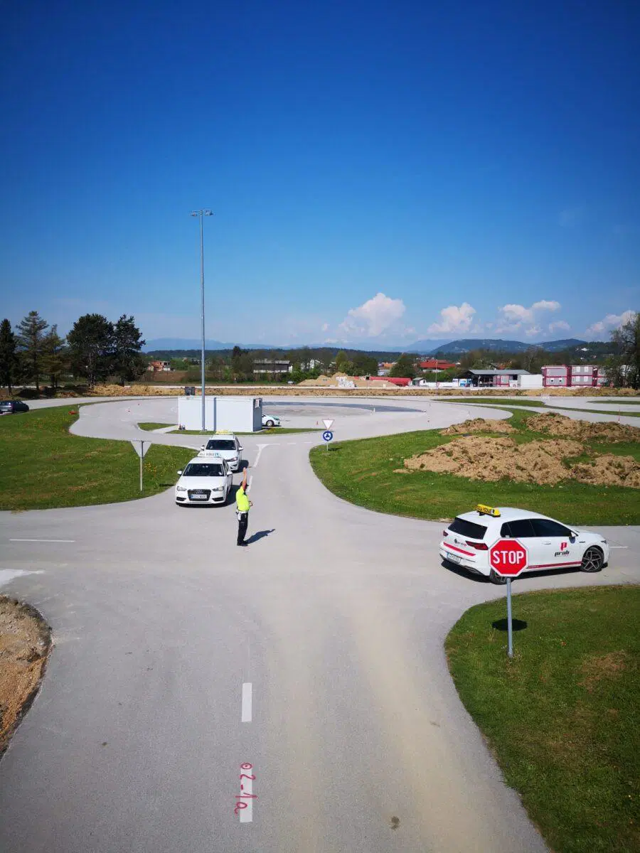 Včeraj je potekal praktični prikaz usmerjanja policista v križišču na poligonu varne vožnje ZŠAM Ljubečna