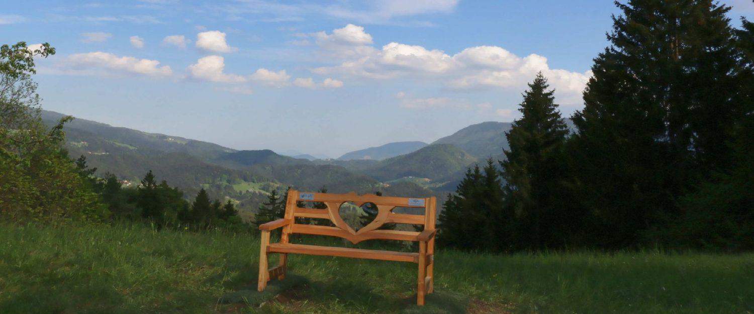 V Mislinji postavili tradicionalno klopco ljubezni, katero je simbolično predal v uporabo mislinjski župan (FOTO)