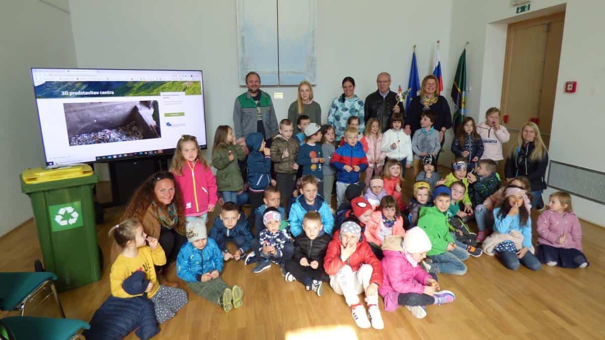 V Vrtcu Mežica so april posvetili zdravemu načinu življenja ter poskrbeli za nepozabno medgeneracijsko druženje (FOTO)