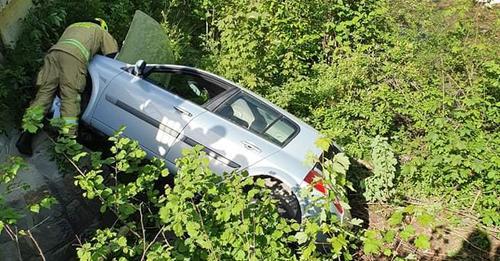 Na obočju Črne vozilo zapeljalo v Mežo, na cesti Sele-Slovenj Gradec v podporni zid