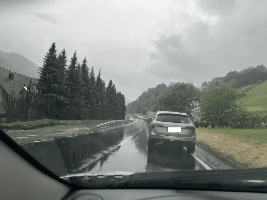 Na območju Dravograda prišlo do naleta treh vozil