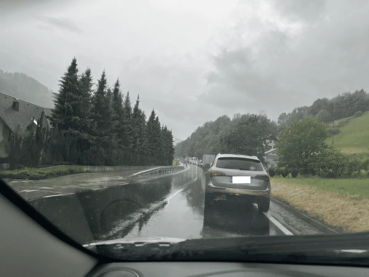 Zaradi prometne nesreče dlje časa zaprta cesta Dravograd-Maribor pri Vratih