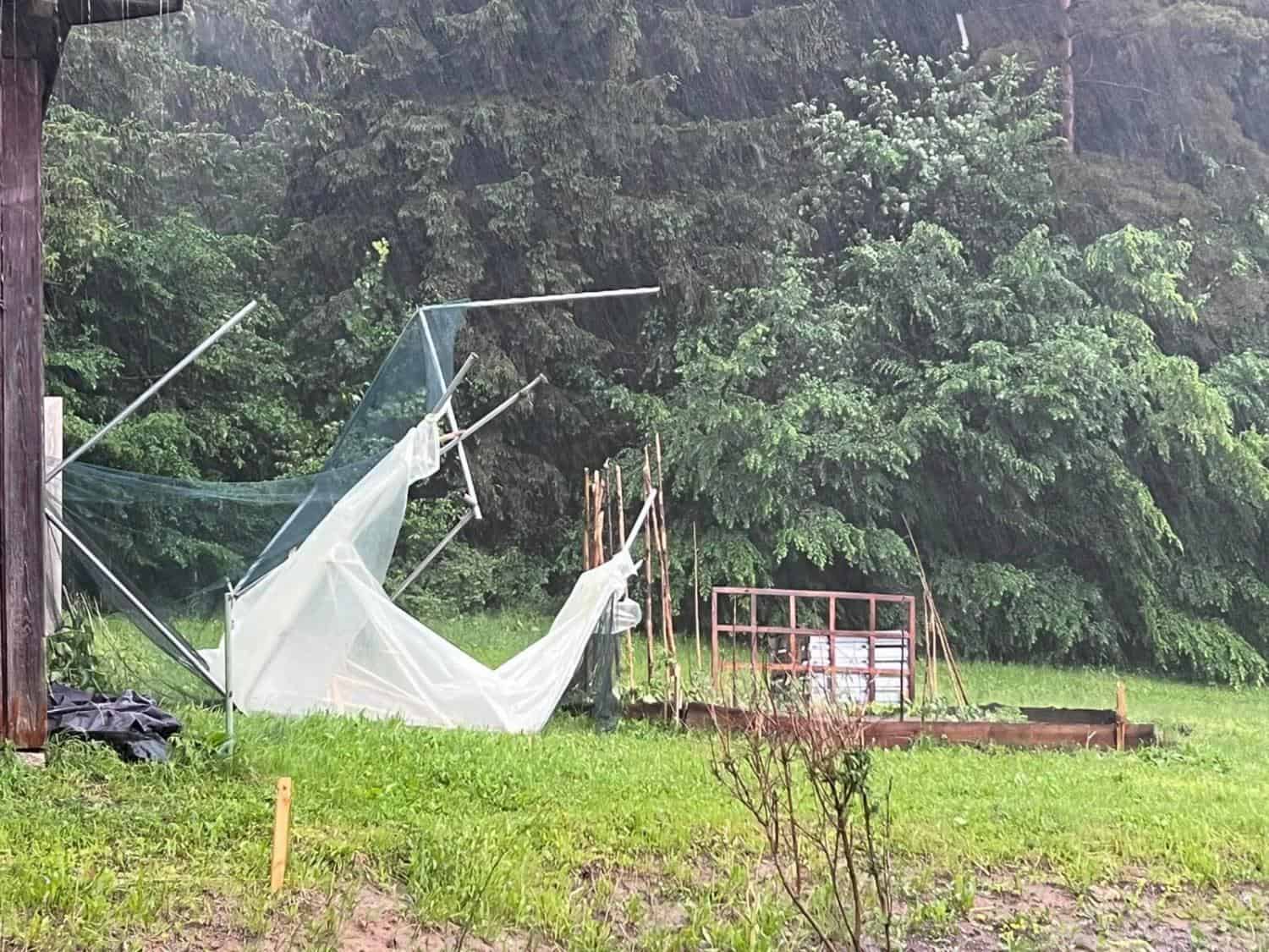 Ponekod na Koroškem že klestila toča, poročajo tudi o vetrolomu, poplavilo SB Slovenj Gradec. Vremenske težave tudi v Avstriji (VIDEO in FOTO)