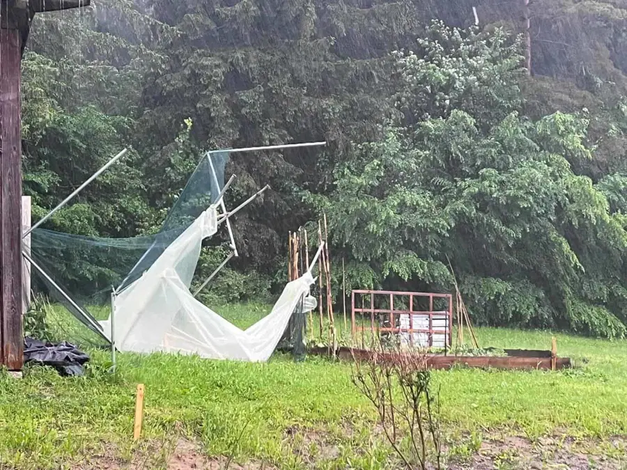 Ponekod na Koroškem že klestila toča, poročajo tudi o vetrolomu, poplavilo SB Slovenj Gradec. Vremenske težave tudi v Avstriji (VIDEO in FOTO)