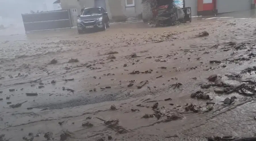 Na območju Mislinje je bilo zaradi neurja poplavljenih več objektov. Danes do 30 stopinj Celzija, popoldne možne plohe (FOTO)