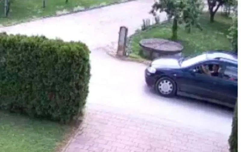 Bralci opozarjajo na sumljiv avtomobil: Pod pretvezo, da prodajajo posodo, si ogledujejo dvorišča