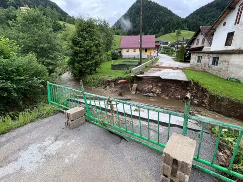 Huda ura: V Mislinji poplavilo objekte, poškodovalo več lokalnih cest, narasla voda odnesla nekaj mostov (VIDEO in FOTO)