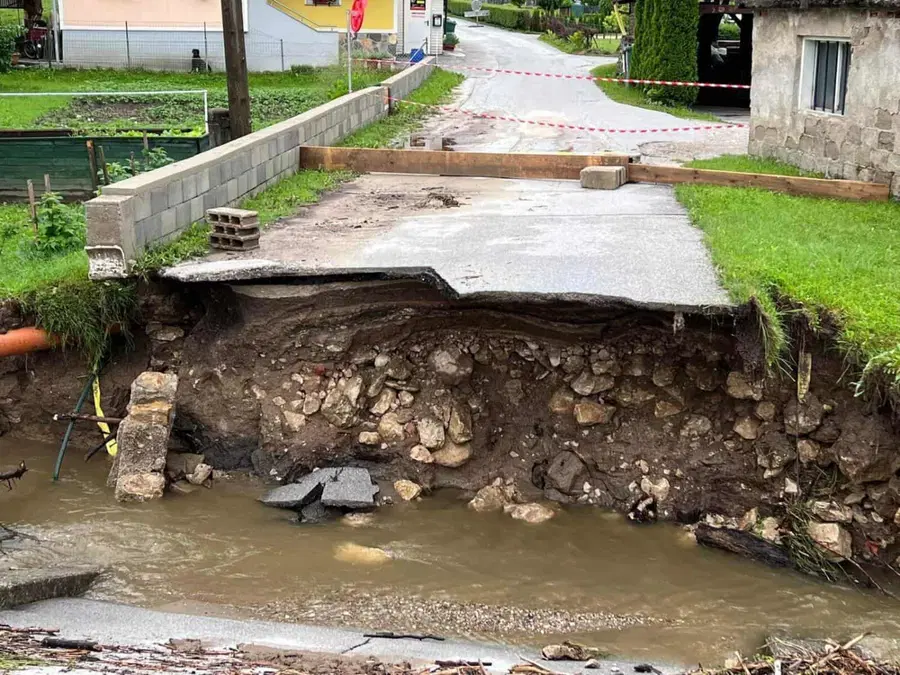 Po zadnjih neurjih v Mislinji popisujejo škodo in načrtujejo postavitev začasnega mosta
