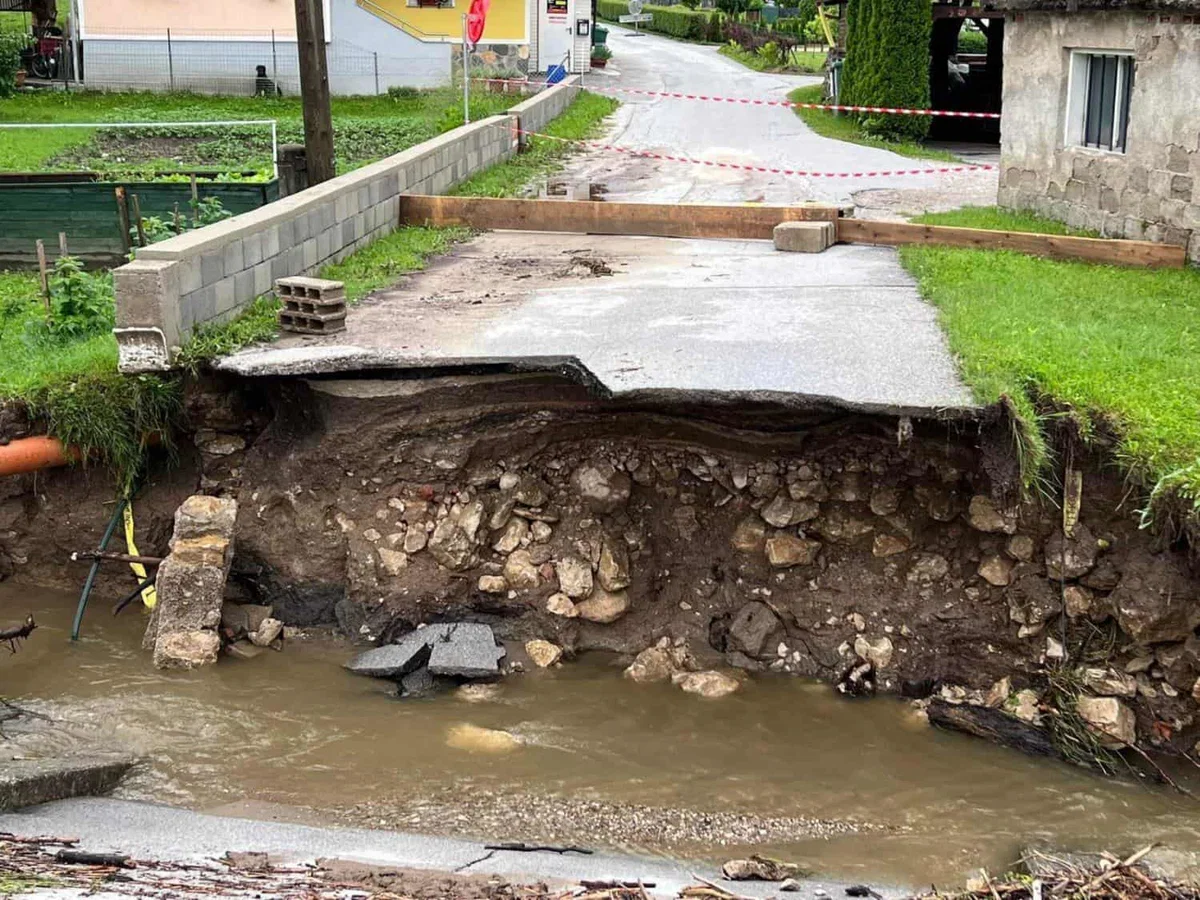 Po zadnjih neurjih v Mislinji popisujejo škodo in načrtujejo postavitev začasnega mosta