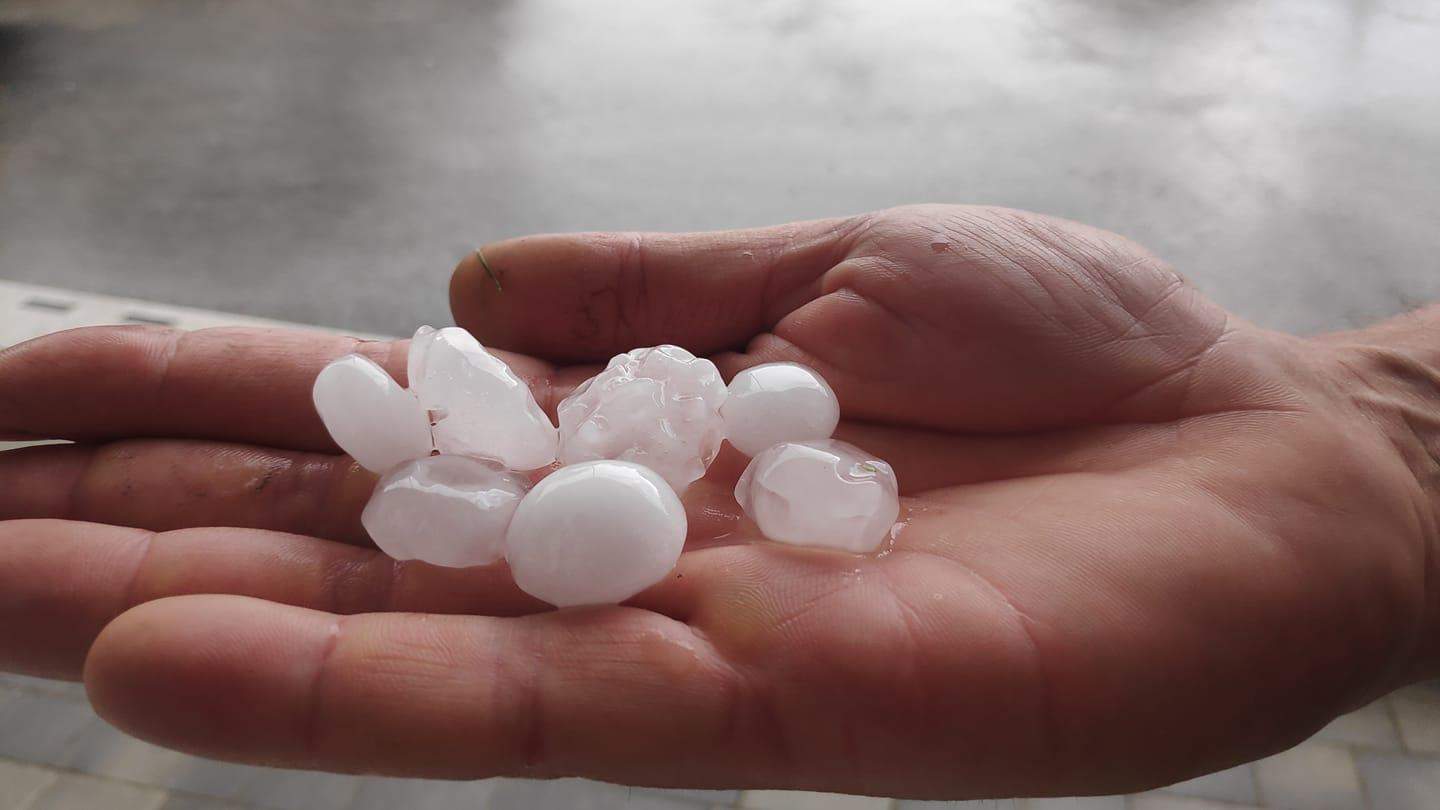 Neurje s točo se je proti večeru že razbesnelo v okolici Celja. Nevihtna fronta bo Slovenijo predvidoma dosegla in prešla okoli polnoči