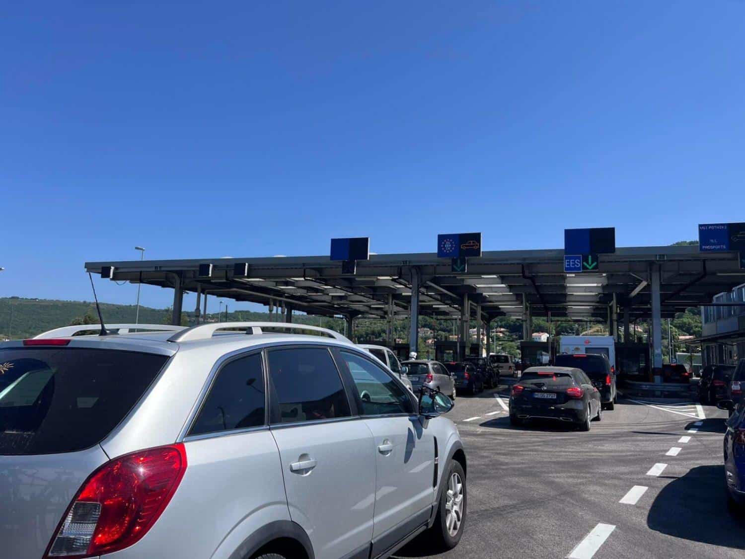 Zgoščen promet na cestah proti Obali, čakalne dobe na meji s Hrvaško