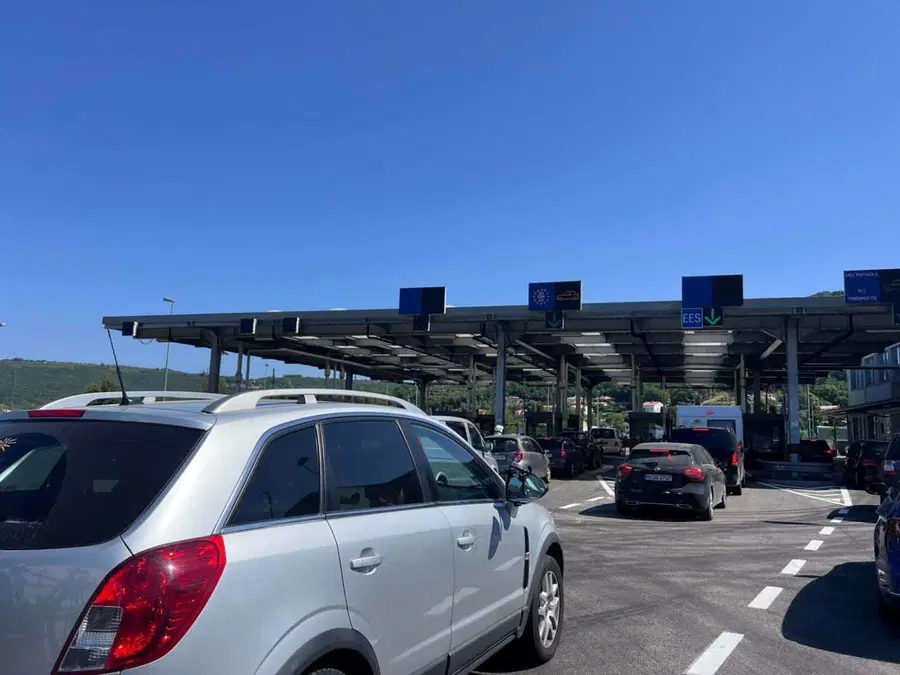 Zgoščen promet na cestah proti Obali, čakalne dobe na meji s Hrvaško