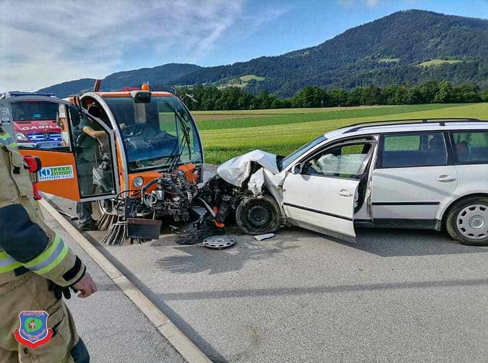 Dravograd: V ponedeljkovi prometni nesreči se je poškodoval voznik osebnega vozila