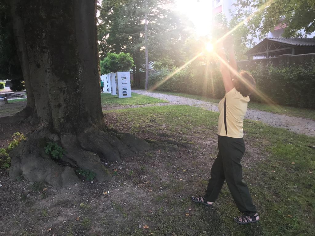 Vadba Dihamo z naravo gre na počitnice. Brezplačne vadbe se je udeležilo skoraj 2000 ljudi