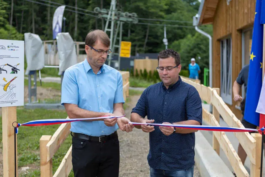 Na Ravnah otvorili prvo vlečnico za kolesarje v Sloveniji s patentiranim EasyLoop sistemom (VIDEO in FOTO)