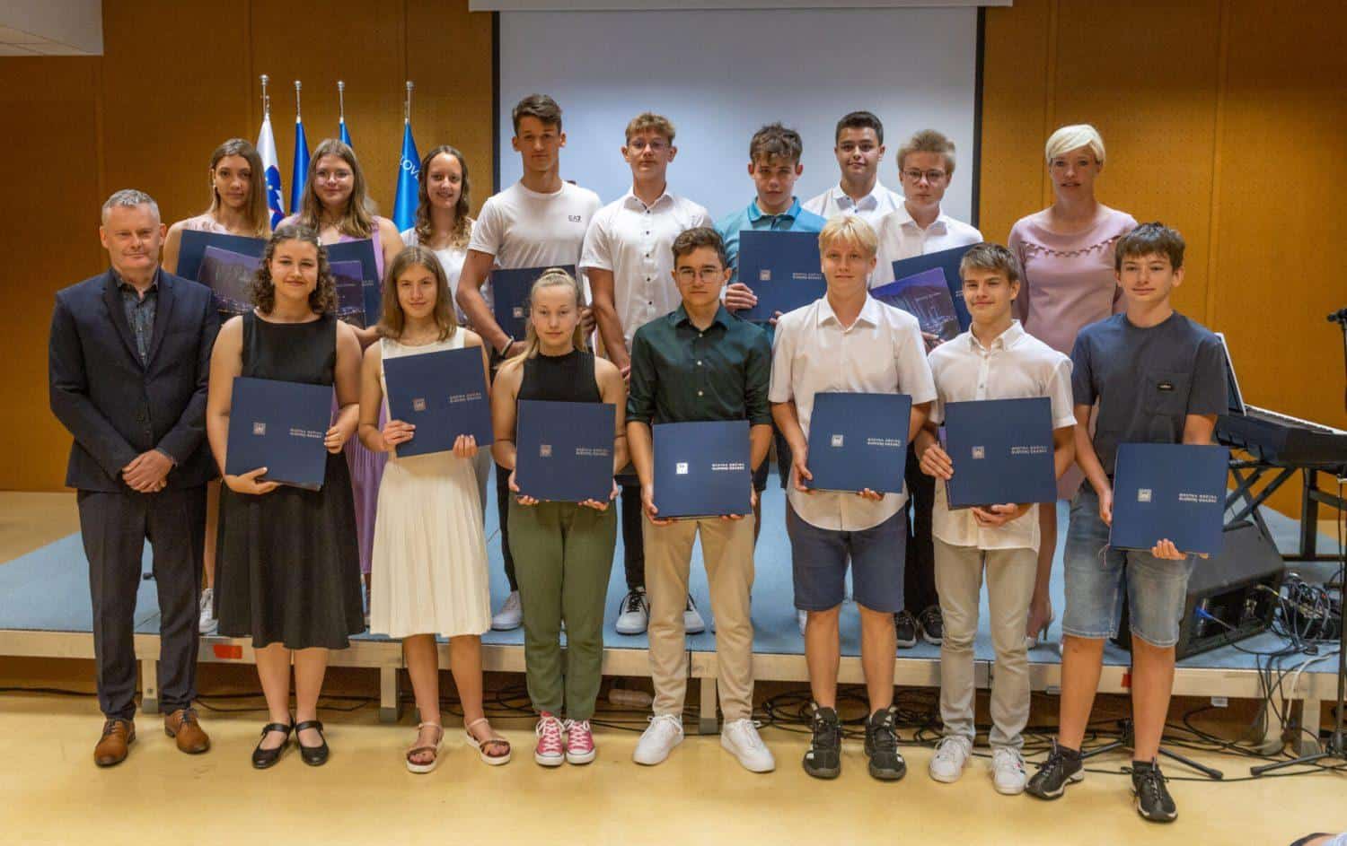 Slovenjgraški župan se je zahvalil šolarjem, ki so se v času izobraževanja izkazali z izjemnimi dosežki in učnimi uspehi (VIDEO in FOTO)