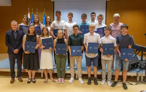 Slovenjgraški župan se je zahvalil šolarjem, ki so se v času izobraževanja izkazali z izjemnimi dosežki in učnimi uspehi (VIDEO in FOTO)
