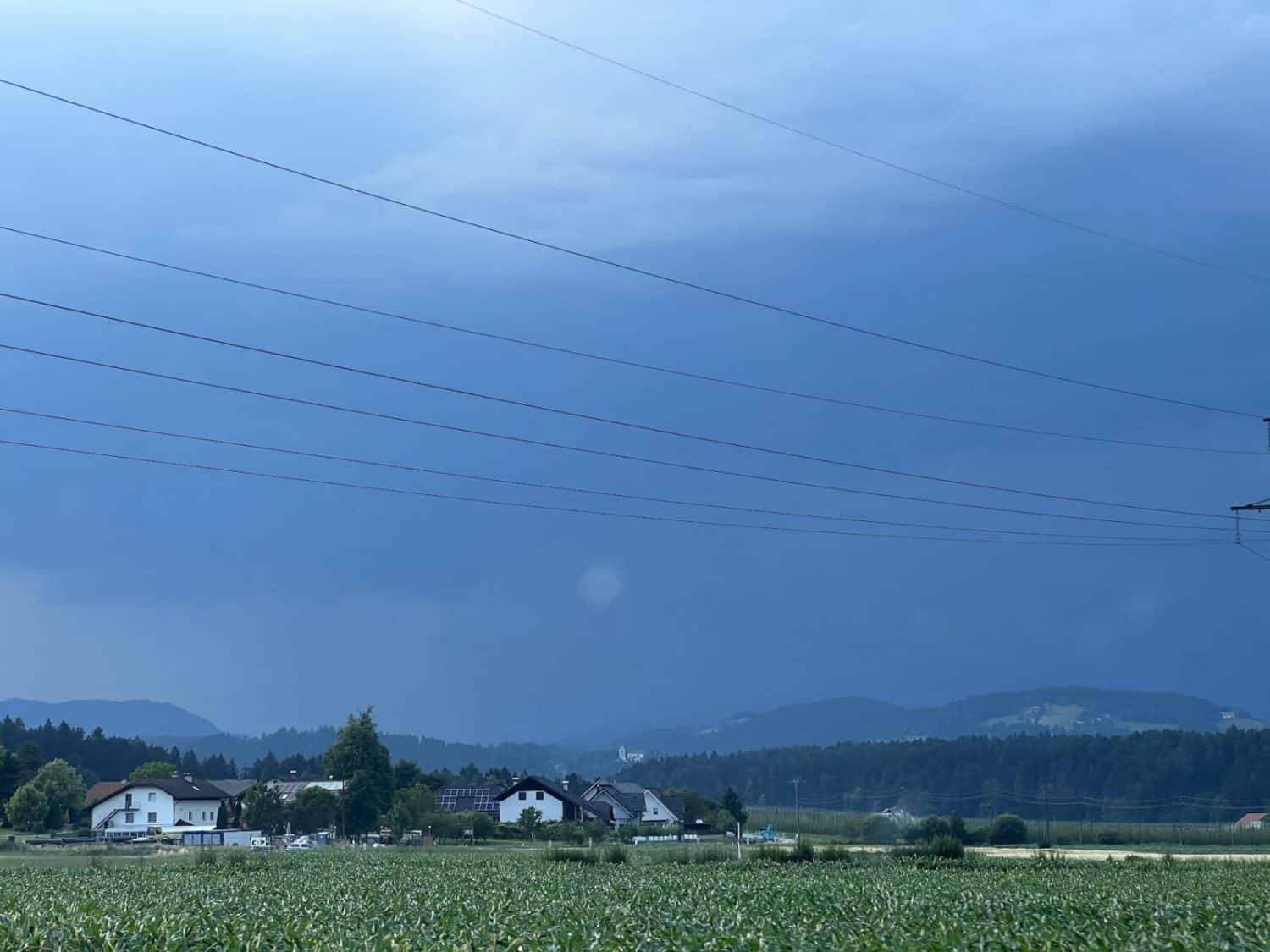Danes velika verjetnost za močnejše nevihte s točo in močnim vetrom