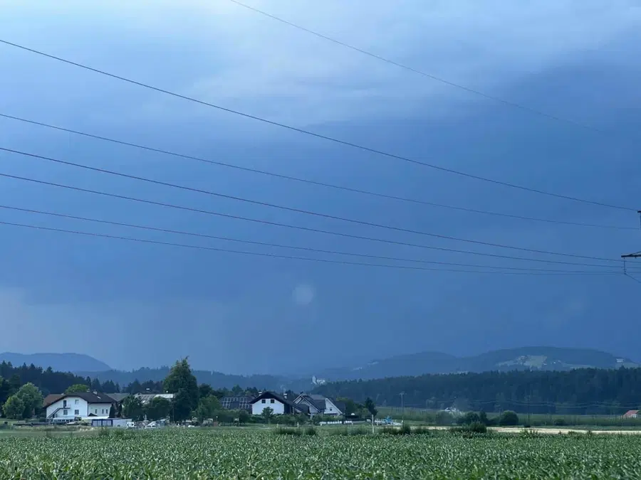 Danes velika verjetnost za močnejše nevihte s točo in močnim vetrom