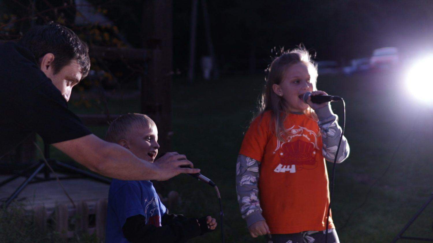 8-letna Nastja in 5-letni David skupaj z očetom, prevaljskim raperjem Night-M-om očarala strica in brata s presenečenjem