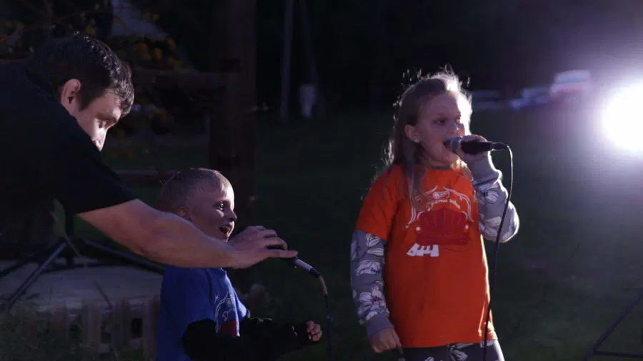 8-letna Nastja in 5-letni David skupaj z očetom, prevaljskim raperjem Night-M-om očarala strica in brata s presenečenjem